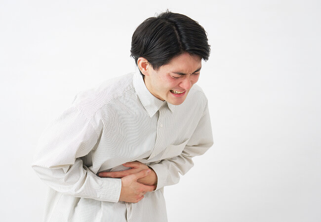 食道を痛めている男性
