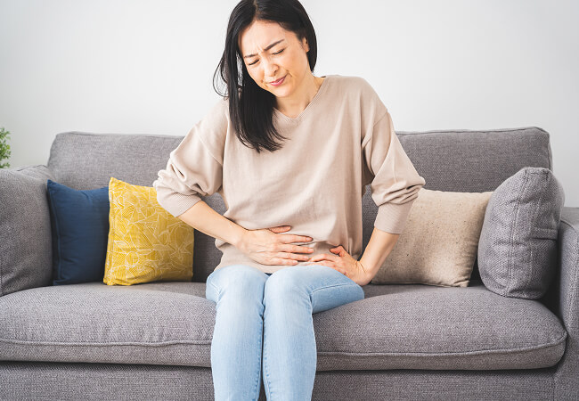 腹痛に苦しんでいる女性