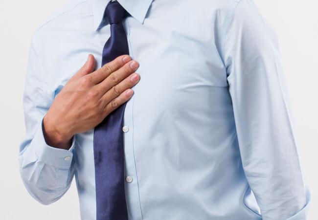 胸焼けに苦しんでいる男性